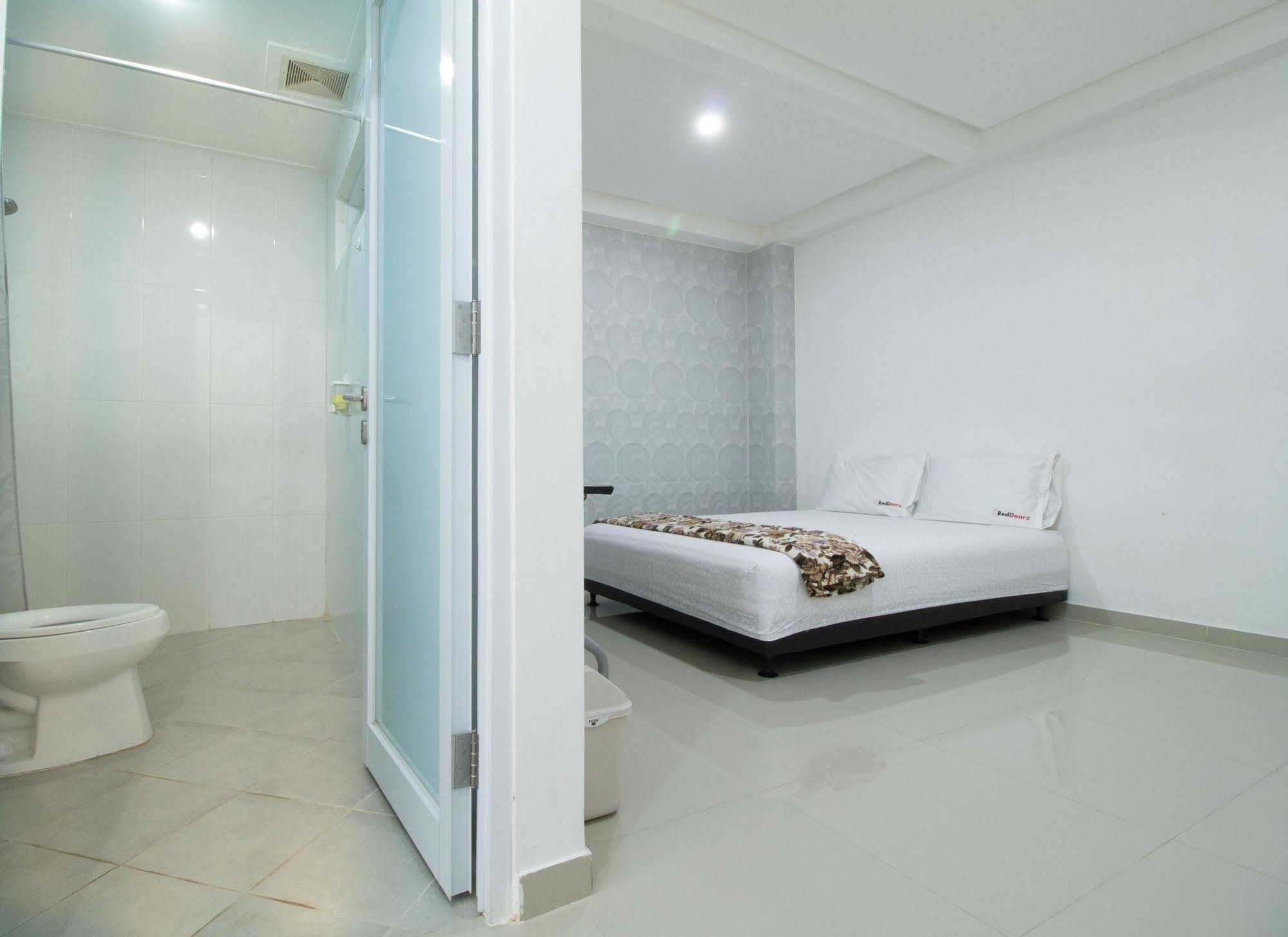 Hotel Reddoorz @ Pulomas Dżakarta Zewnętrze zdjęcie