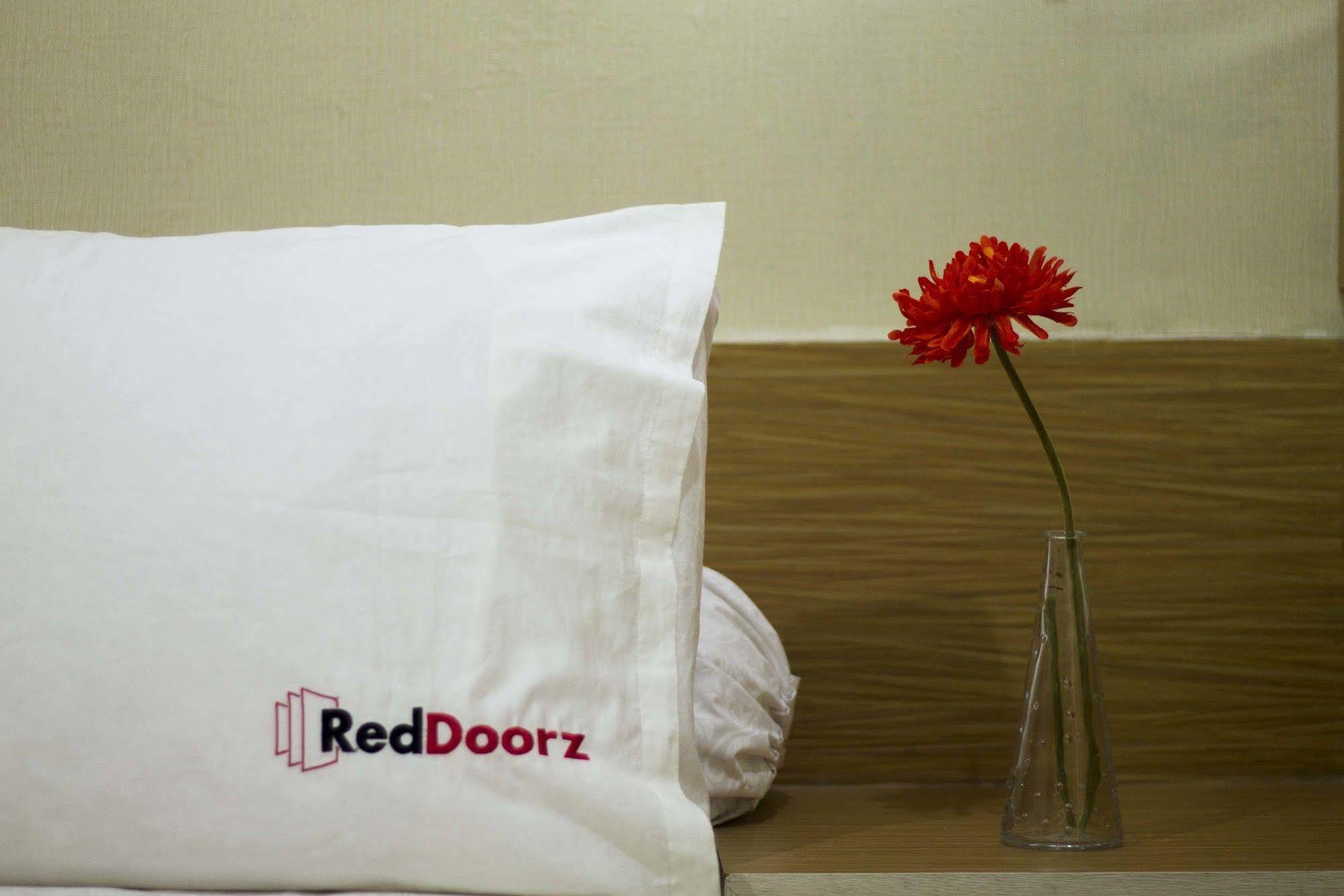 Hotel Reddoorz @ Pulomas Dżakarta Zewnętrze zdjęcie
